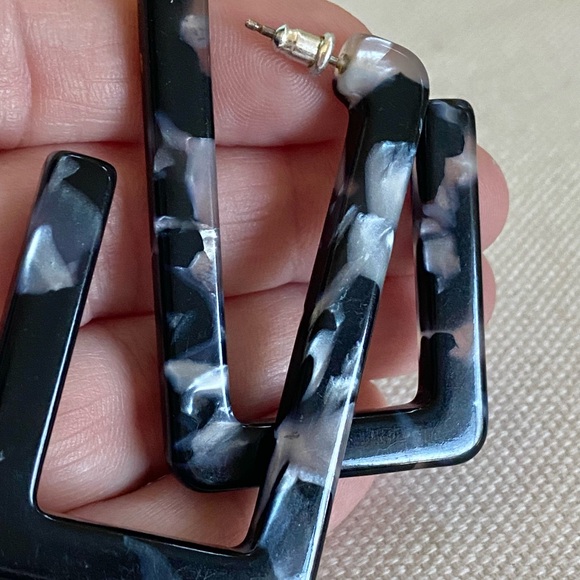 Madewell Acetate Rectangular Rectangle Hoop Earrings Black Gray White 2.25” - Picture 2 of 3